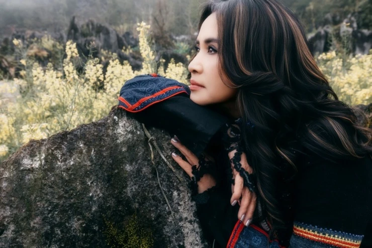 Ảnh sao 22/3: Ông xã hôn Thanh Thảo khi đứng bên Quang Dũng