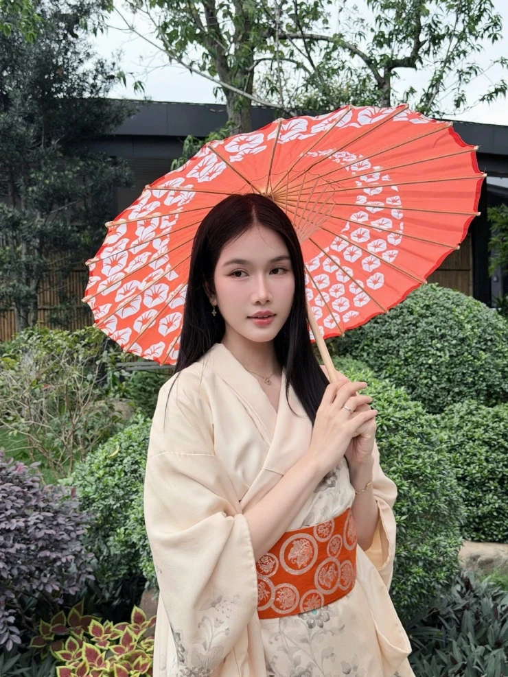 Ảnh sao 22/3: Ông xã hôn Thanh Thảo khi đứng bên Quang Dũng