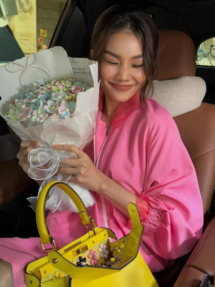 Ảnh sao 22/3: Ông xã hôn Thanh Thảo khi đứng bên Quang Dũng