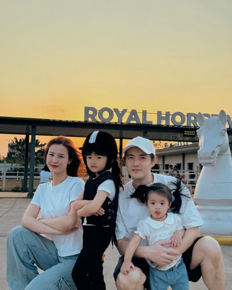 Ảnh sao 24/3: Đặng Thu Thảo cùng chồng ngắm hoàng hôn trên biển