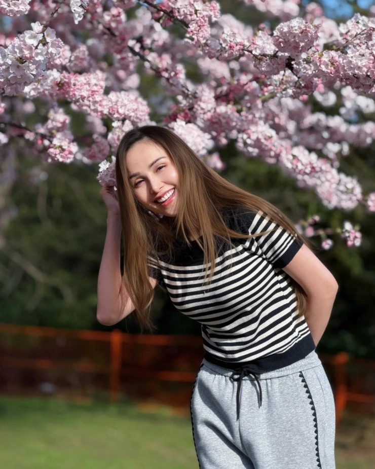 Ảnh sao 24/3: Đặng Thu Thảo cùng chồng ngắm hoàng hôn trên biển