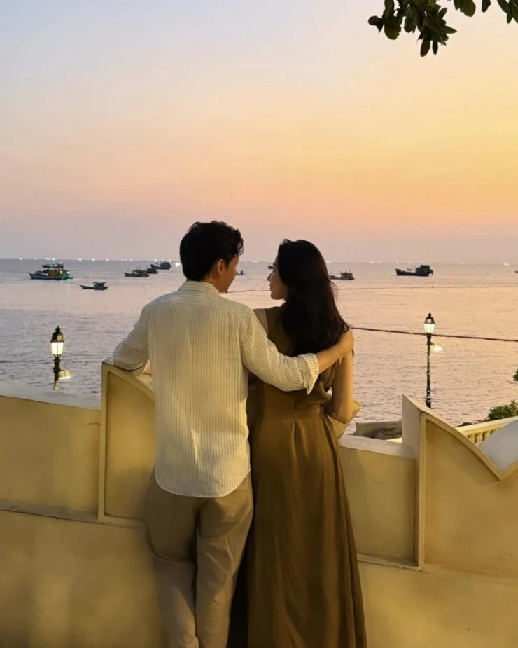 Ảnh sao 24/3: Đặng Thu Thảo cùng chồng ngắm hoàng hôn trên biển
