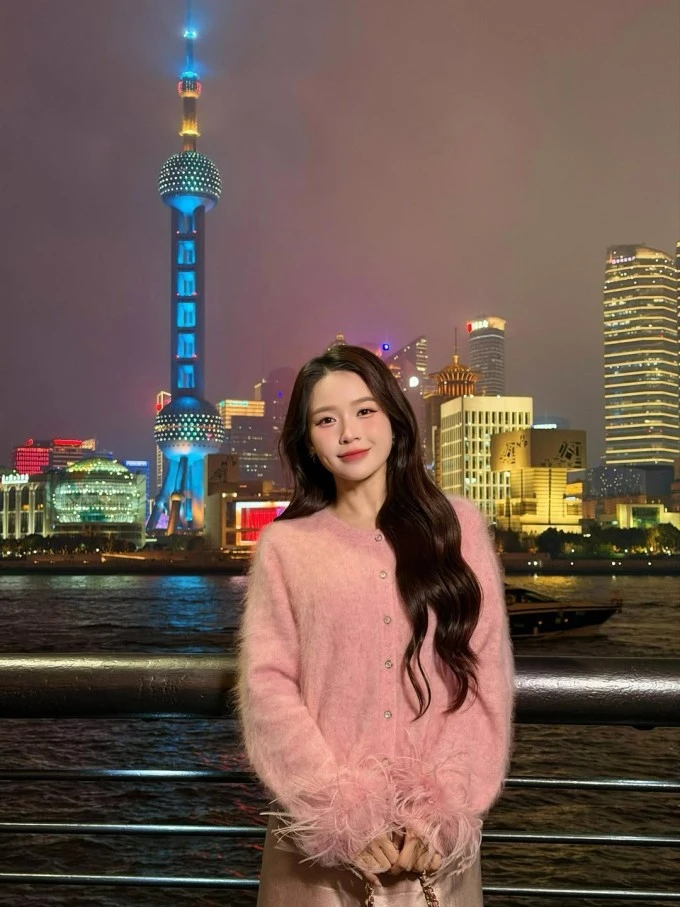 Ảnh sao 25/3: Tóc Tiên khoe vẻ gợi cảm với đầm búp bê