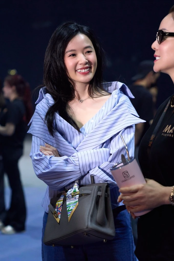 Ảnh sao 25/3: Tóc Tiên khoe vẻ gợi cảm với đầm búp bê