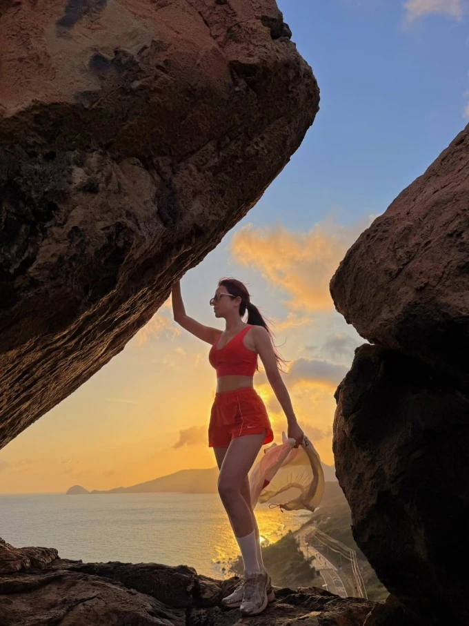 Ảnh sao 25/3: Tóc Tiên khoe vẻ gợi cảm với đầm búp bê