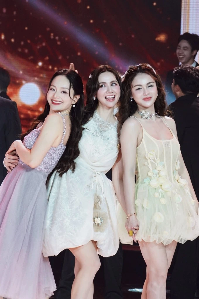 Ảnh sao 25/3: Tóc Tiên khoe vẻ gợi cảm với đầm búp bê