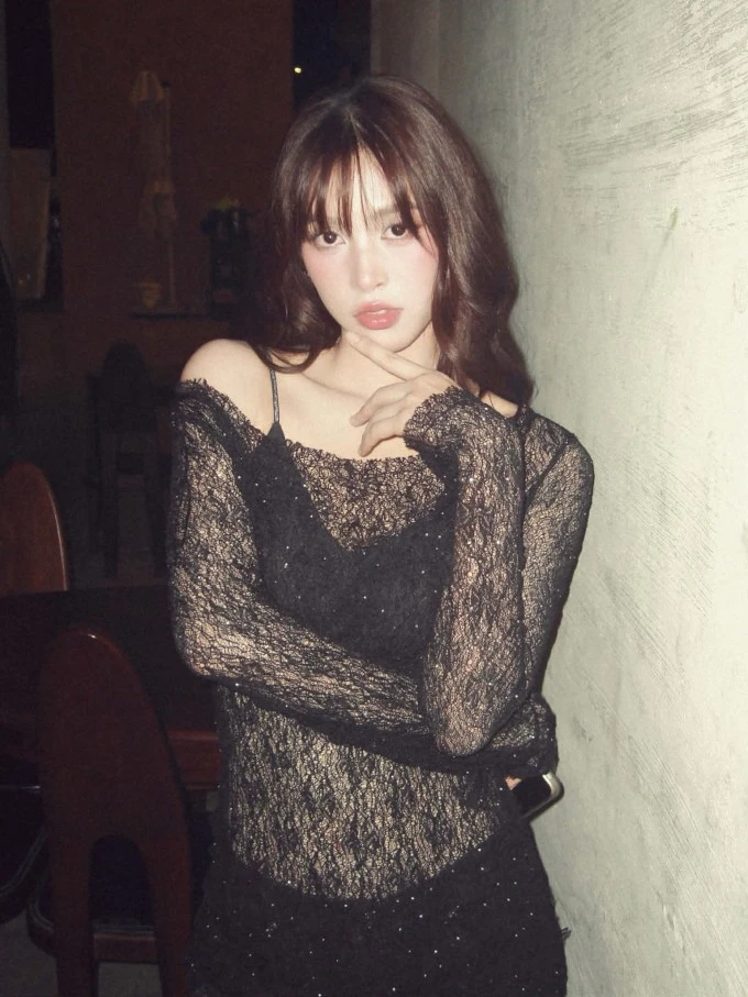 Ảnh sao 25/3: Tóc Tiên khoe vẻ gợi cảm với đầm búp bê