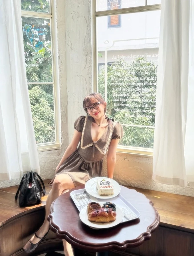 Ảnh sao 25/3: Tóc Tiên khoe vẻ gợi cảm với đầm búp bê