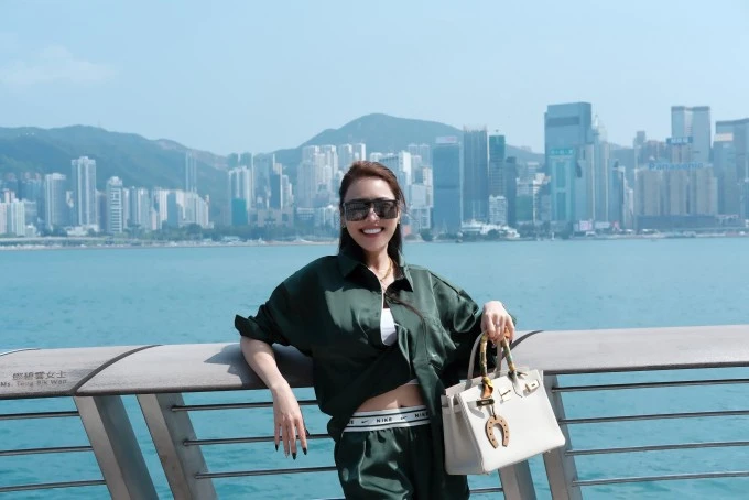 Ảnh sao 25/3: Tóc Tiên khoe vẻ gợi cảm với đầm búp bê