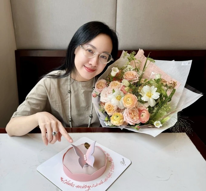 Ảnh sao 25/3: Tóc Tiên khoe vẻ gợi cảm với đầm búp bê