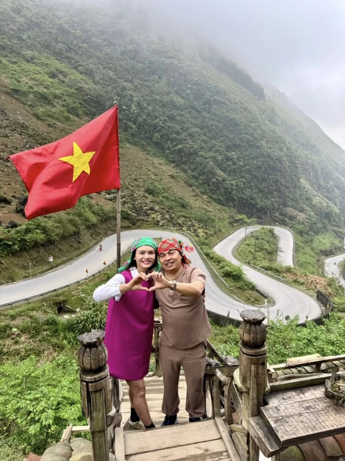 Ảnh sao 25/3: Tóc Tiên khoe vẻ gợi cảm với đầm búp bê