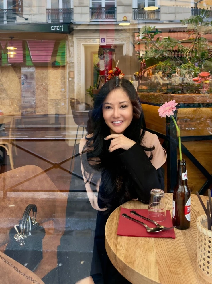 Ảnh sao 26/3: Tiểu thư gia tộc Sơn Kim và anh trai giống nhau như đúc