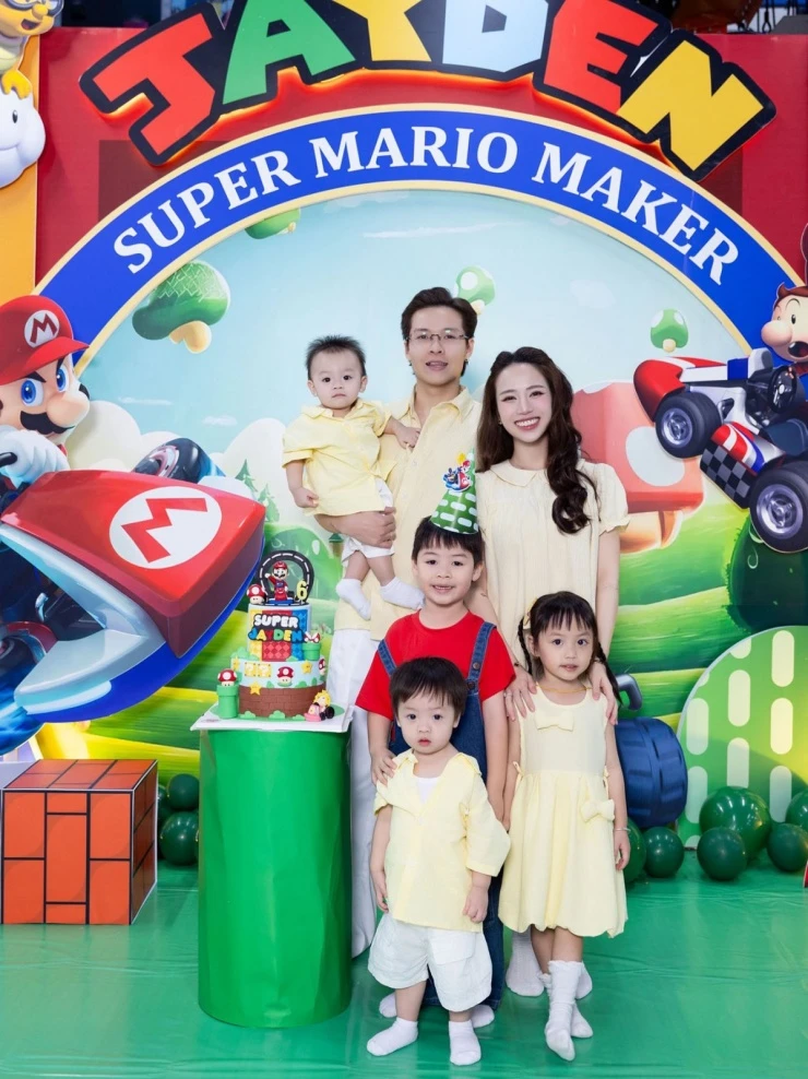 Ảnh sao 26/3: Tiểu thư gia tộc Sơn Kim và anh trai giống nhau như đúc