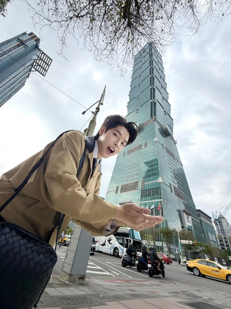 Ảnh sao 26/3: Tiểu thư gia tộc Sơn Kim và anh trai giống nhau như đúc