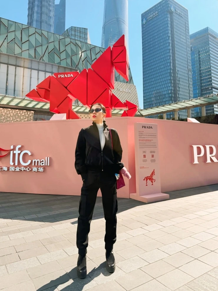 Ảnh sao 26/3: Tiểu thư gia tộc Sơn Kim và anh trai giống nhau như đúc