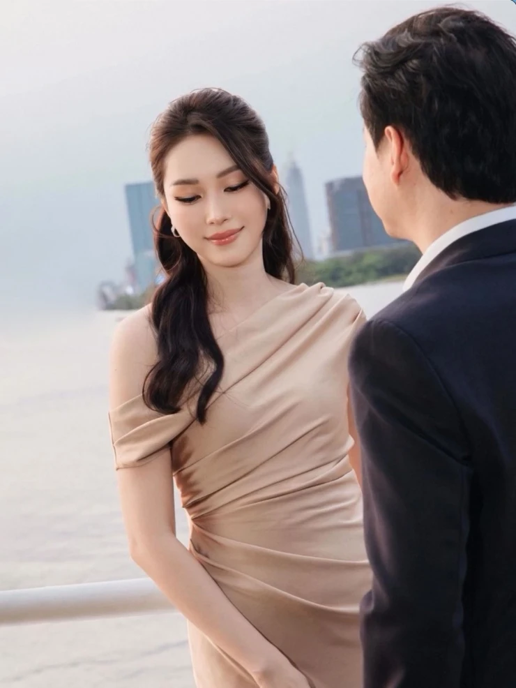 Ảnh sao 26/3: Tiểu thư gia tộc Sơn Kim và anh trai giống nhau như đúc