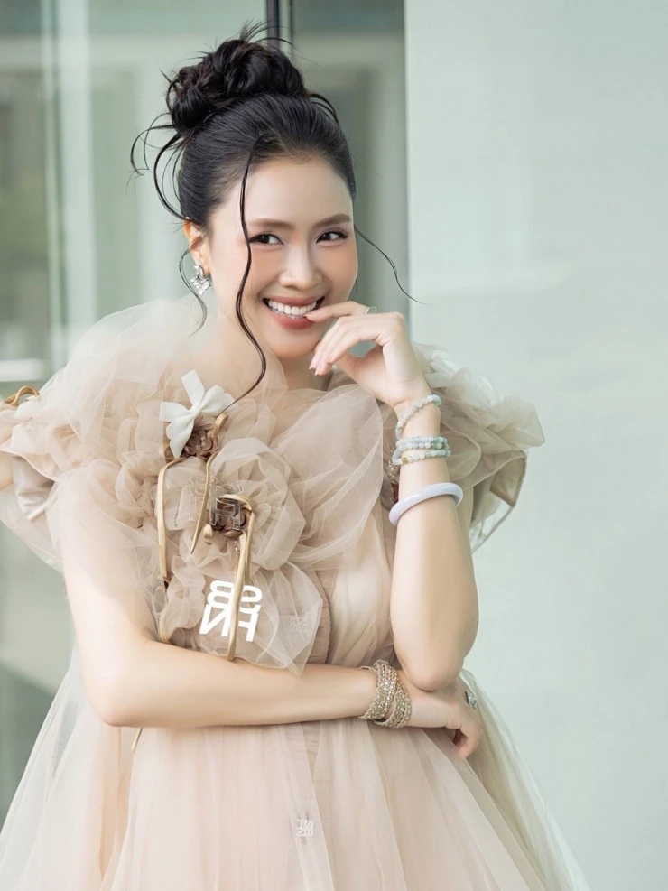 Ảnh sao 26/3: Tiểu thư gia tộc Sơn Kim và anh trai giống nhau như đúc