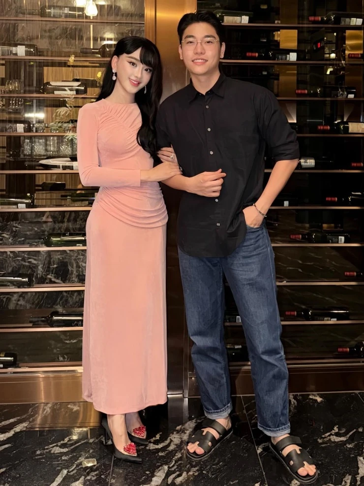 Ảnh sao 26/3: Tiểu thư gia tộc Sơn Kim và anh trai giống nhau như đúc