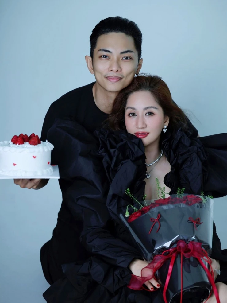 Ảnh sao 26/3: Tiểu thư gia tộc Sơn Kim và anh trai giống nhau như đúc