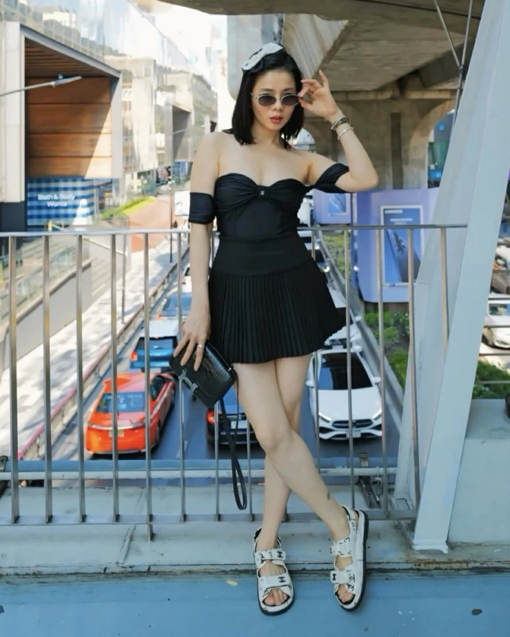 Ảnh sao 28/3: Thanh Hằng diện bikini tôn body trên biển Ảnh sao 28/3: Thanh Hằng diện bikini tôn body trên biển