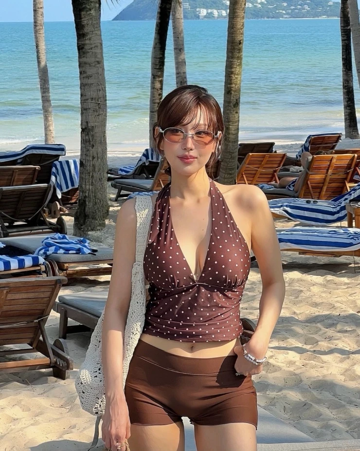 Ảnh sao 28/3: Thanh Hằng diện bikini tôn body trên biển Ảnh sao 28/3: Thanh Hằng diện bikini tôn body trên biển