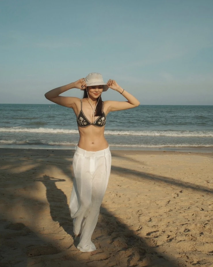 Ảnh sao 28/3: Thanh Hằng diện bikini tôn body trên biển Ảnh sao 28/3: Thanh Hằng diện bikini tôn body trên biển