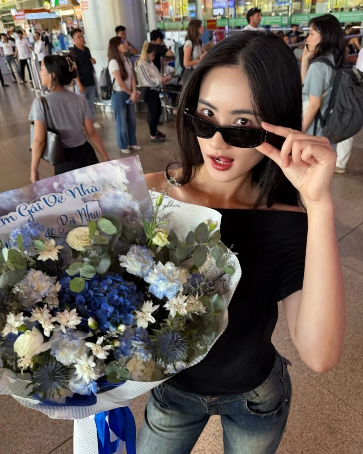 Ảnh sao 28/3: Thanh Hằng diện bikini tôn body trên biển Ảnh sao 28/3: Thanh Hằng diện bikini tôn body trên biển