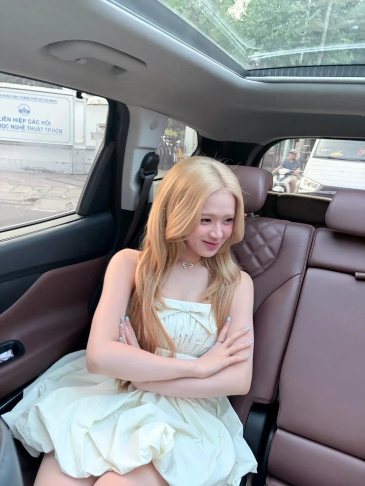 Ảnh sao 28/3: Thanh Hằng diện bikini tôn body trên biển Ảnh sao 28/3: Thanh Hằng diện bikini tôn body trên biển