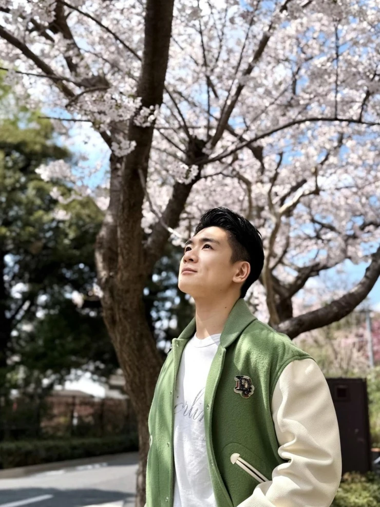 Ảnh sao 30/3: Bố con Johnathan Hạnh Nguyễn cười híp mắt bên nhau