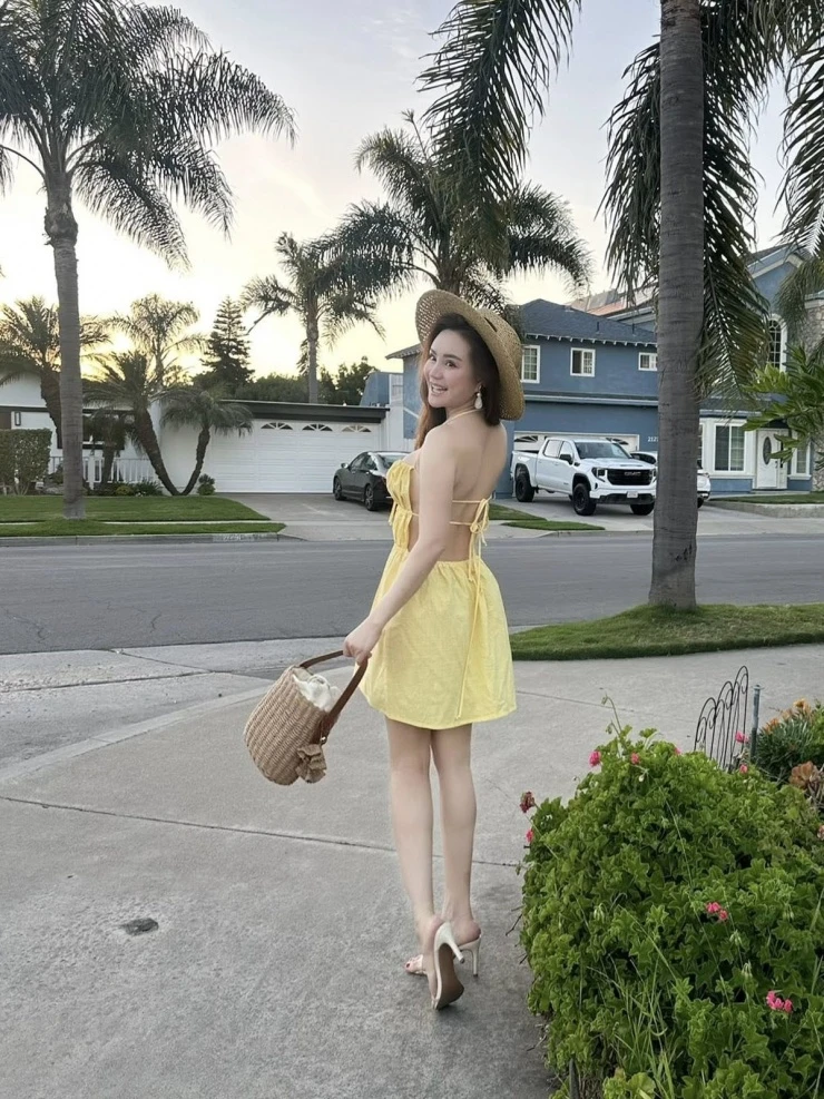 Ảnh sao 30/3: Bố con Johnathan Hạnh Nguyễn cười híp mắt bên nhau