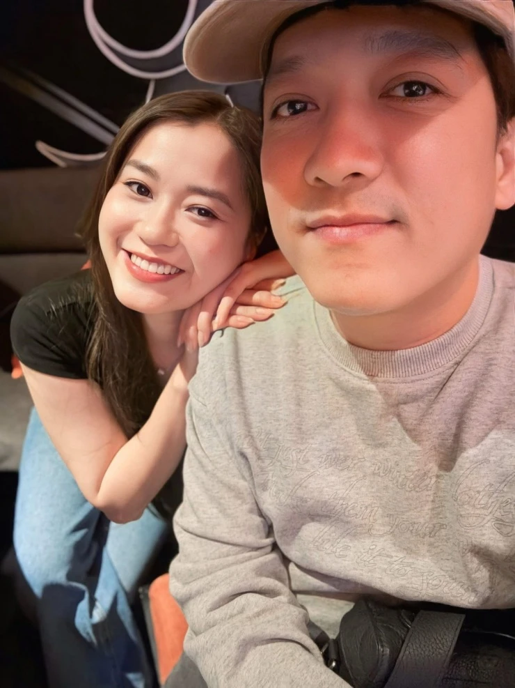 Ảnh sao 30/3: Bố con Johnathan Hạnh Nguyễn cười híp mắt bên nhau