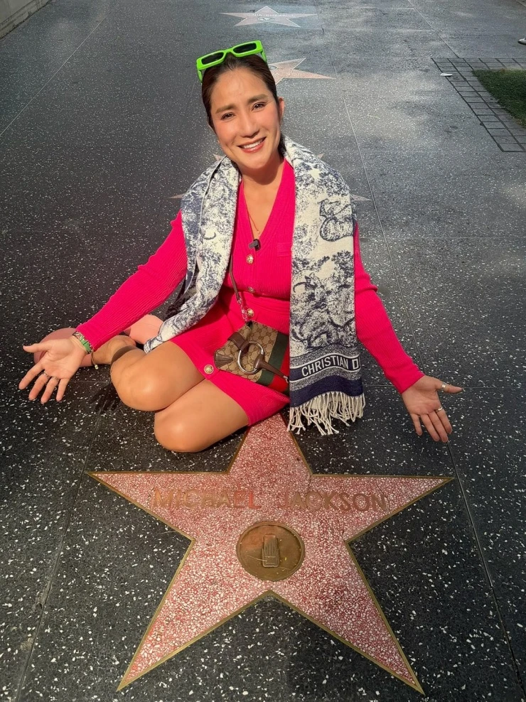 Ảnh sao 30/3: Bố con Johnathan Hạnh Nguyễn cười híp mắt bên nhau