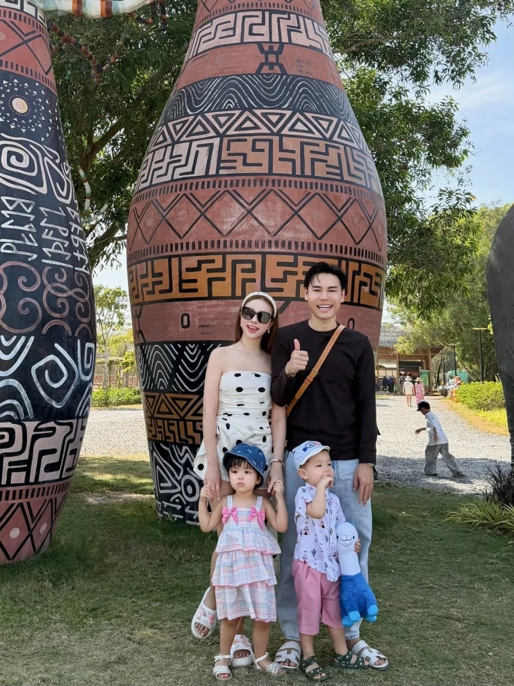 Ảnh sao 30/3: Bố con Johnathan Hạnh Nguyễn cười híp mắt bên nhau