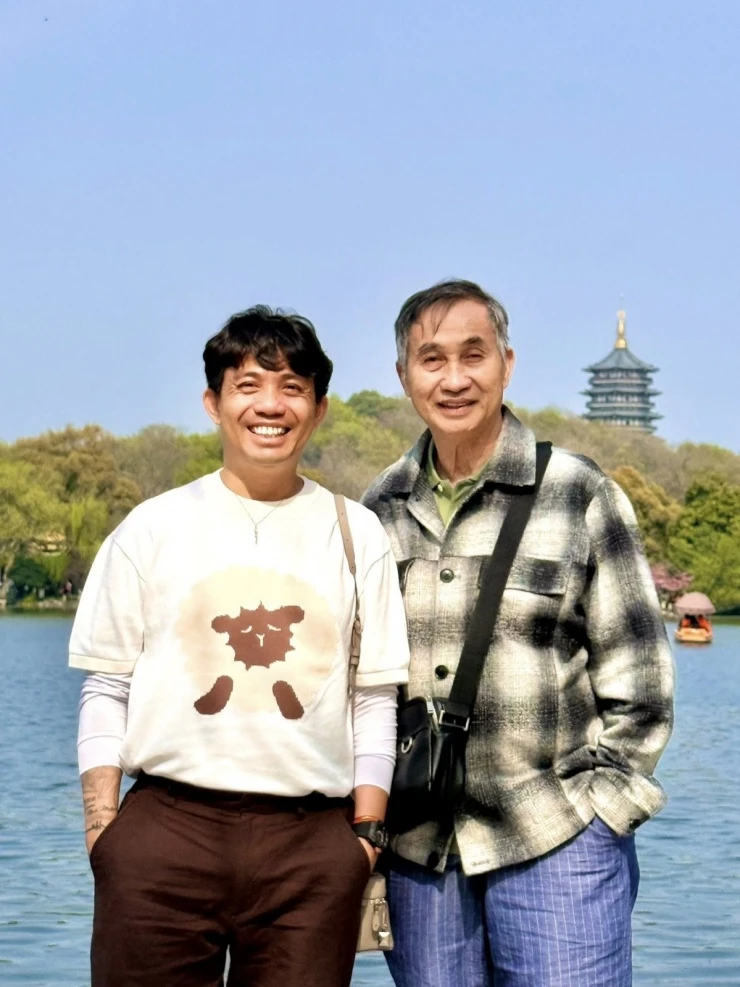 Ảnh sao 30/3: Bố con Johnathan Hạnh Nguyễn cười híp mắt bên nhau