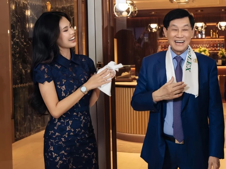 Ảnh sao 30/3: Bố con Johnathan Hạnh Nguyễn cười híp mắt bên nhau