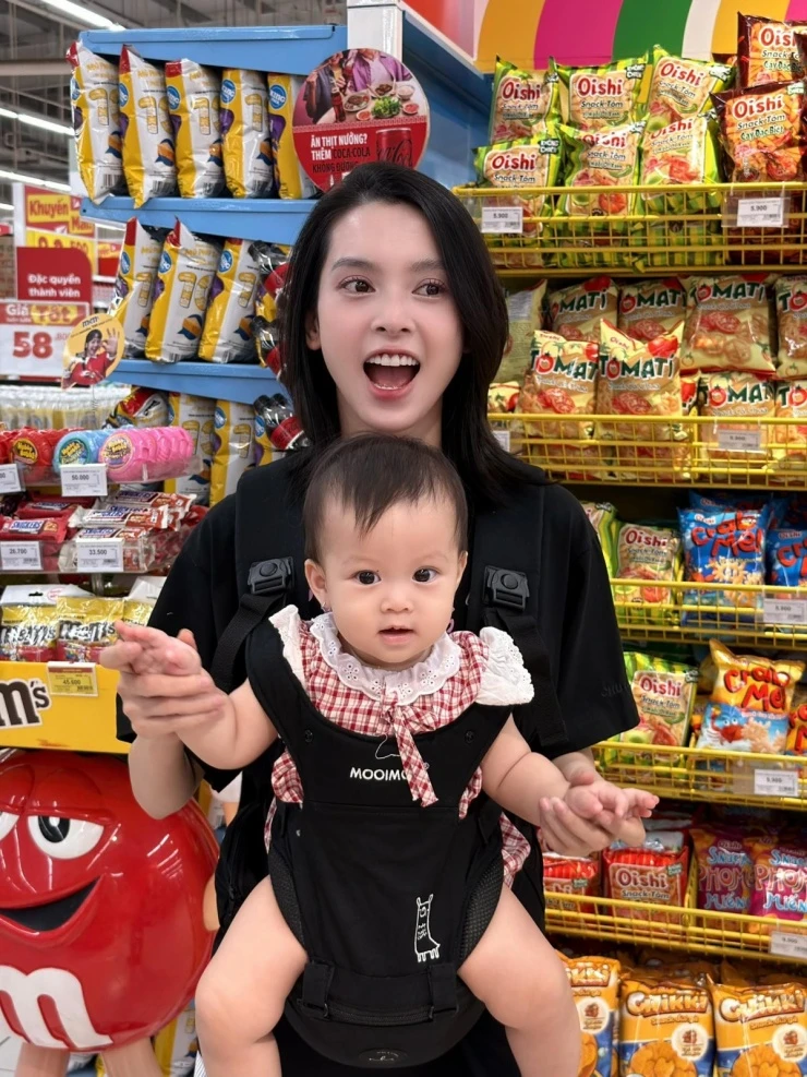 Ảnh sao 30/3: Bố con Johnathan Hạnh Nguyễn cười híp mắt bên nhau