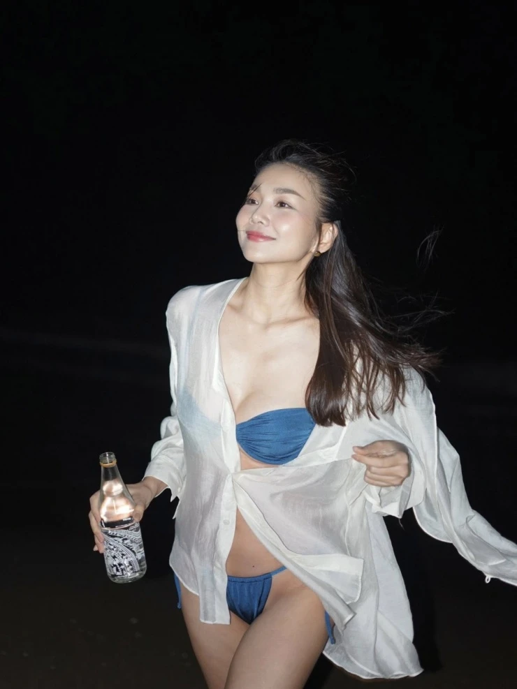 Ảnh sao 30/3: Bố con Johnathan Hạnh Nguyễn cười híp mắt bên nhau