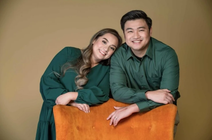 Ảnh sao 31/3: Con gái Kha Ly ra phim trường ở Tiền Giang thăm bố mẹ