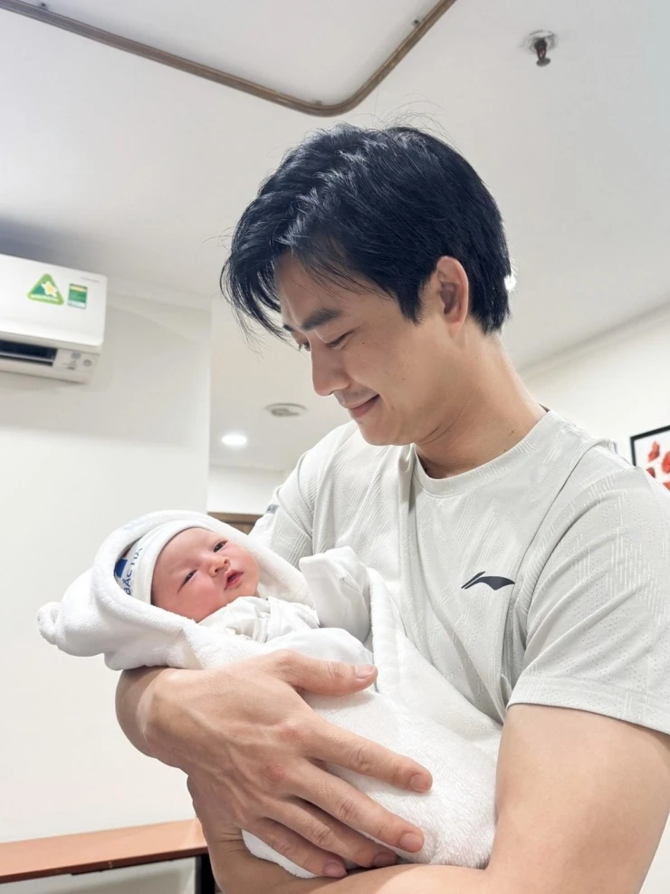 Ảnh sao 31/3: Con gái Kha Ly ra phim trường ở Tiền Giang thăm bố mẹ