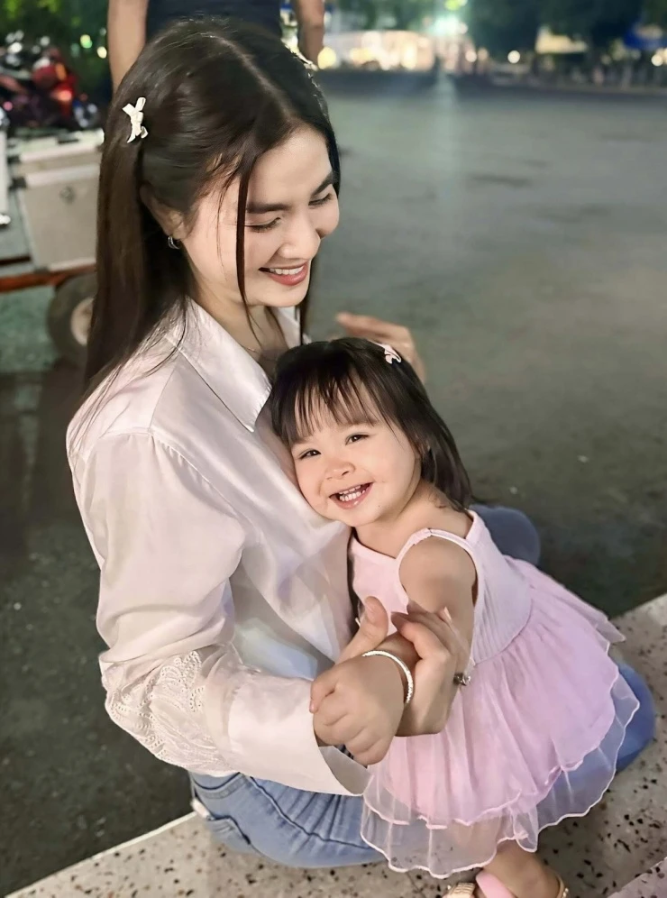 Ảnh sao 31/3: Con gái Kha Ly ra phim trường ở Tiền Giang thăm bố mẹ