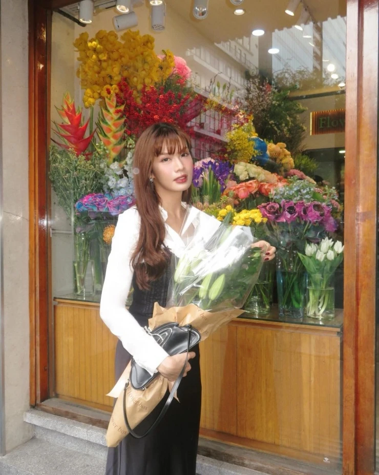 Ảnh sao 31/3: Con gái Kha Ly ra phim trường ở Tiền Giang thăm bố mẹ