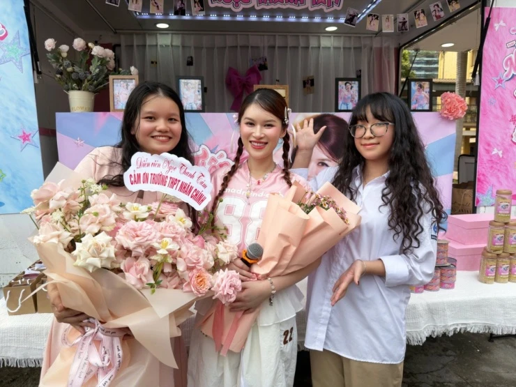 Ảnh sao 31/3: Con gái Kha Ly ra phim trường ở Tiền Giang thăm bố mẹ