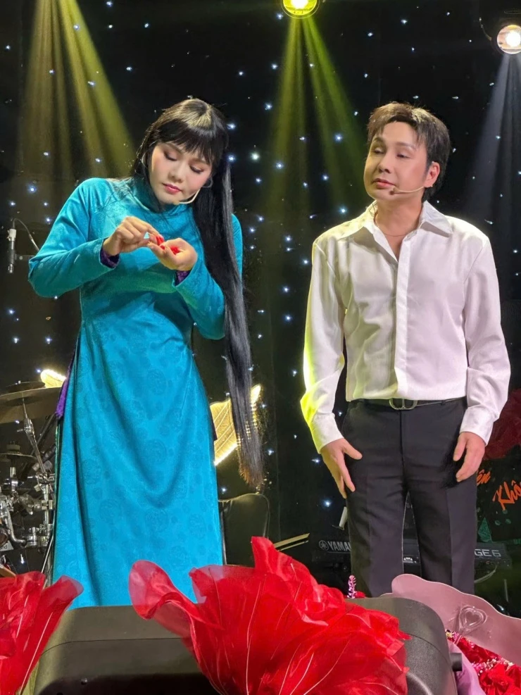 Ảnh sao 31/3: Con gái Kha Ly ra phim trường ở Tiền Giang thăm bố mẹ