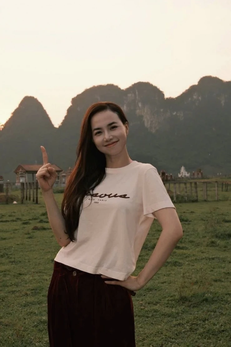 Ảnh sao 31/3: Con gái Kha Ly ra phim trường ở Tiền Giang thăm bố mẹ