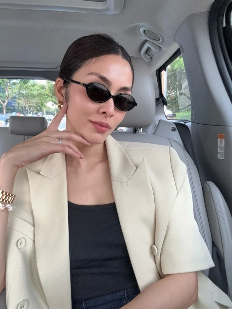 Ảnh sao 8/3: Con gái 6 tháng tuổi ngồi xem Huy Trần nấu ăn