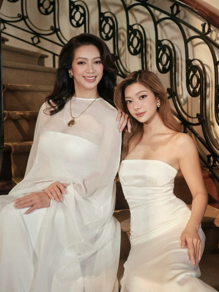 Ảnh sao 8/3: Con gái 6 tháng tuổi ngồi xem Huy Trần nấu ăn