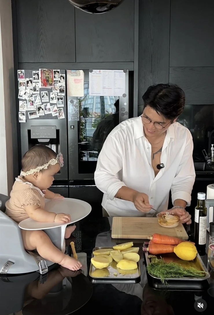 Ảnh sao 8/3: Con gái 6 tháng tuổi ngồi xem Huy Trần nấu ăn