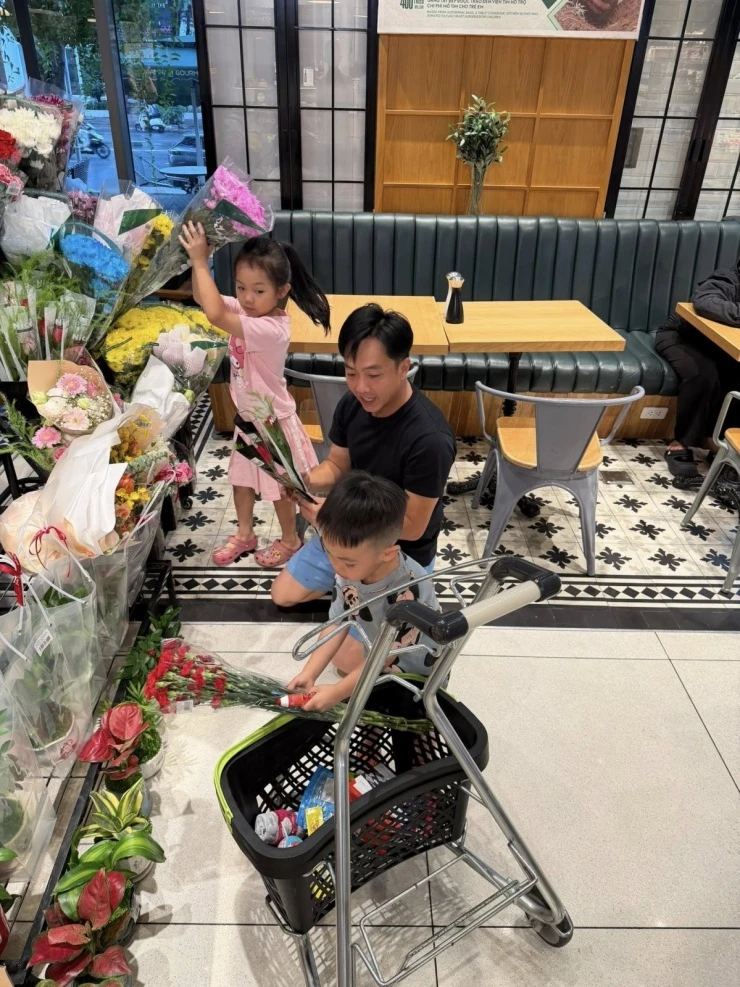 Ảnh sao 8/3: Con gái 6 tháng tuổi ngồi xem Huy Trần nấu ăn