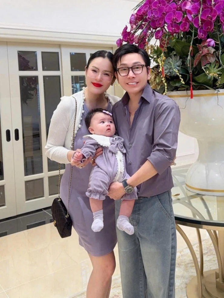 Ảnh sao 8/3: Con gái 6 tháng tuổi ngồi xem Huy Trần nấu ăn