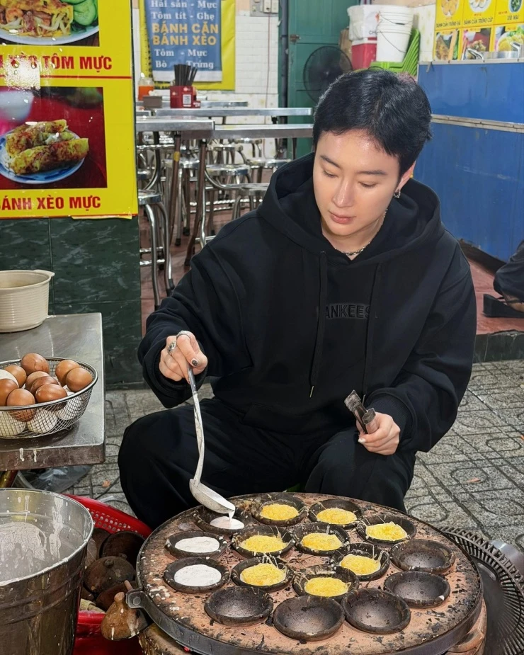 Ảnh sao 8/3: Con gái 6 tháng tuổi ngồi xem Huy Trần nấu ăn